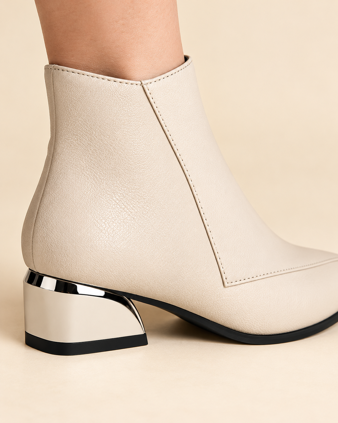 Women's ankle boots in off white, heel detail