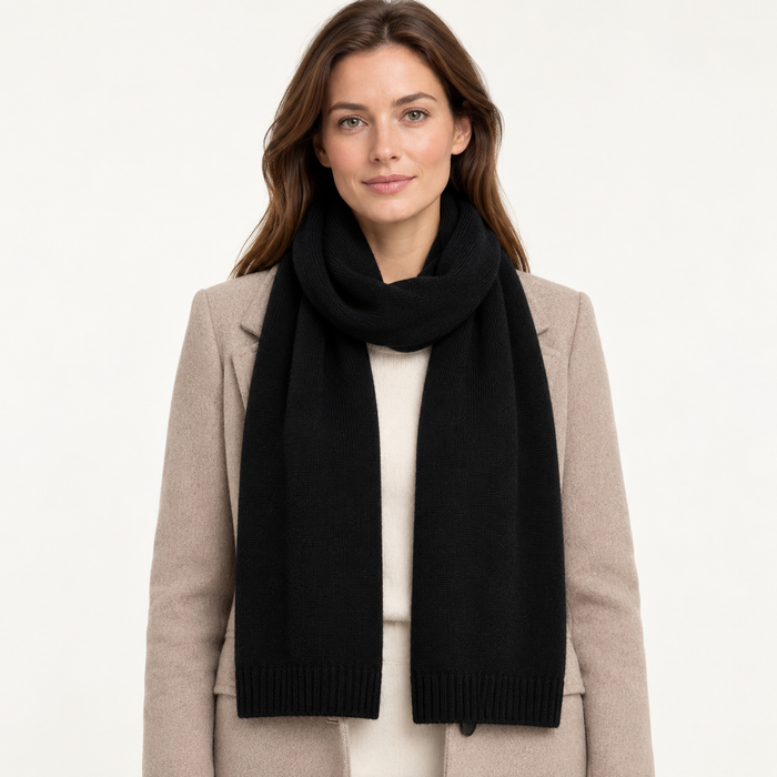 Women's cashmere scarf worn on model – 01-front