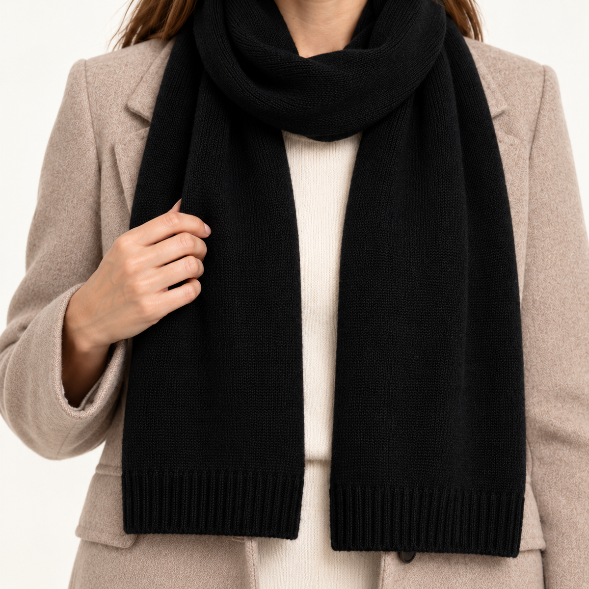 Women's cashmere scarf worn on model – 06-detail