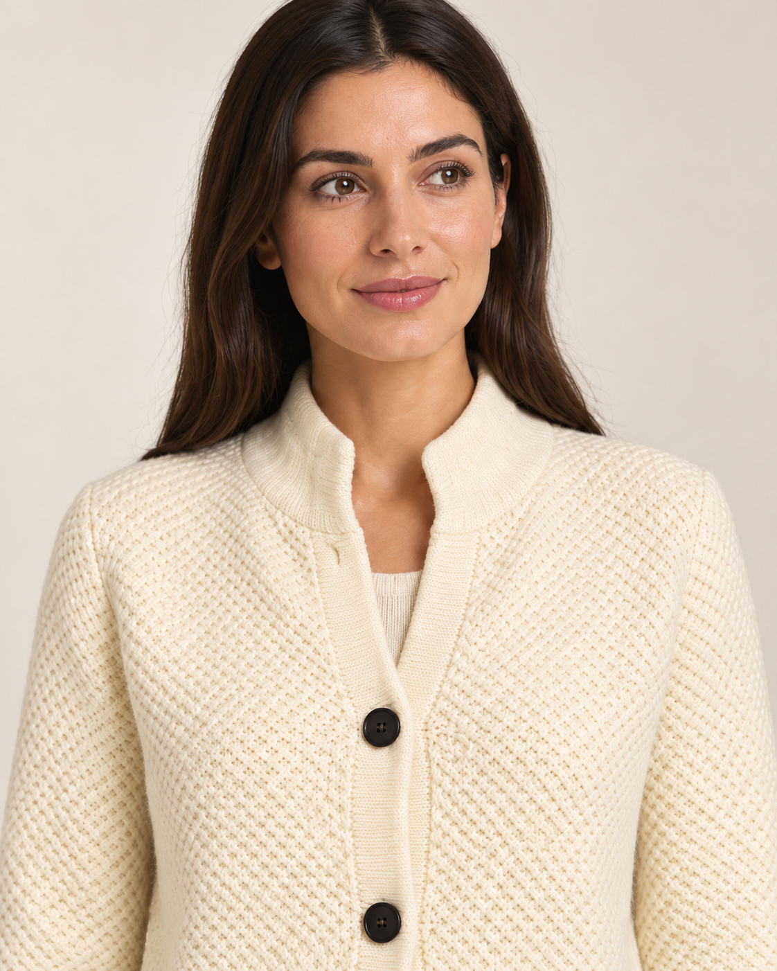 Women's chunky knit cardigan in white, collar close-up